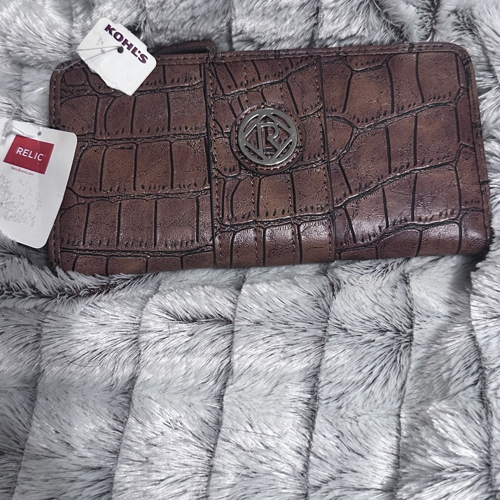 Relic NWT brown croc embossed snap closure wallet